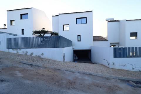 Moradia T3 Nova com Piscina Privada – Boliqueime