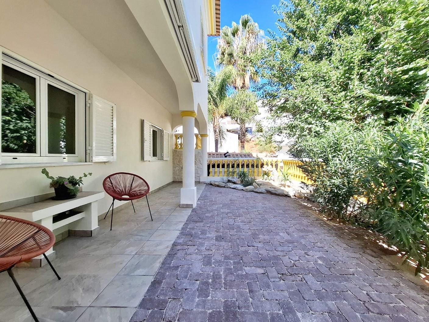 Moradia V3 a apenas 330 m da Praia de Olhos de Água