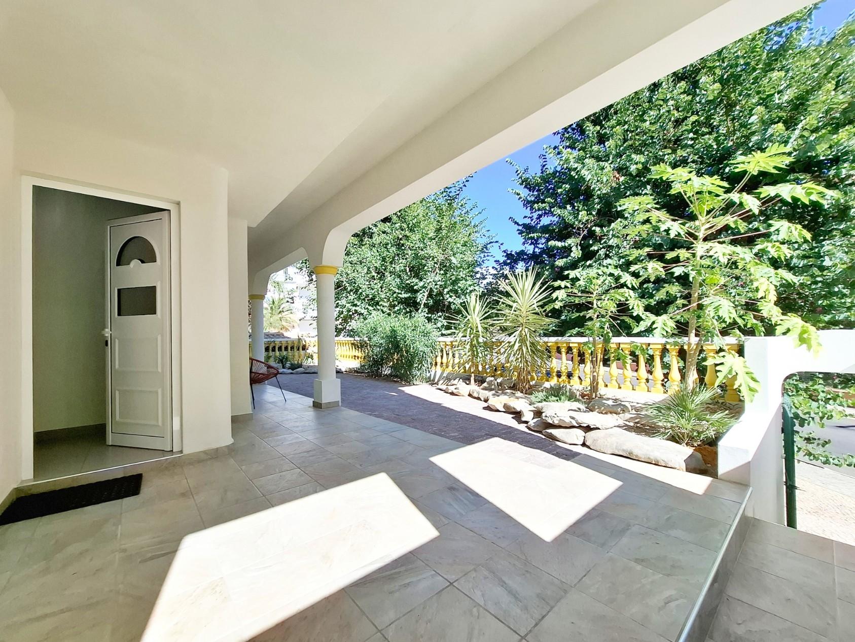 Moradia V3 a apenas 330 m da Praia de Olhos de Água