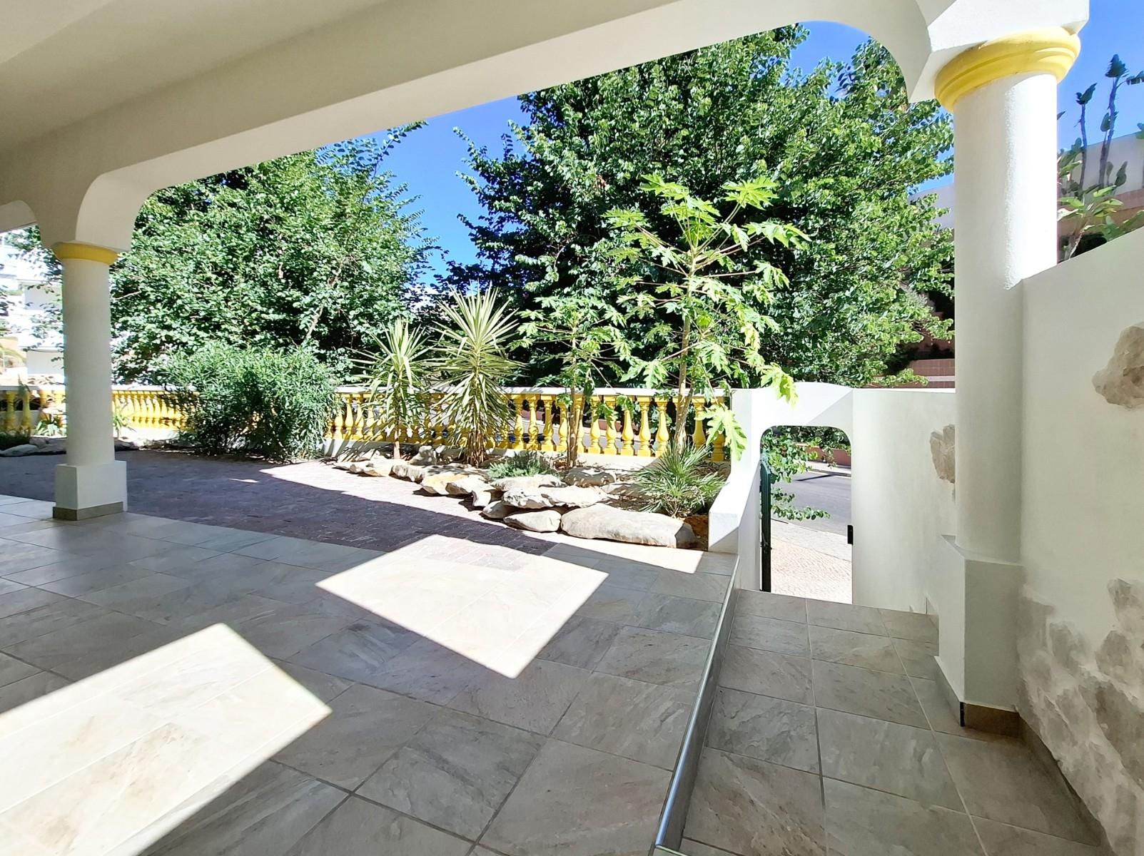 Moradia V3 a apenas 330 m da Praia de Olhos de Água