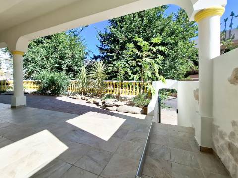 Moradia V3 a apenas 330 m da Praia de Olhos de Água