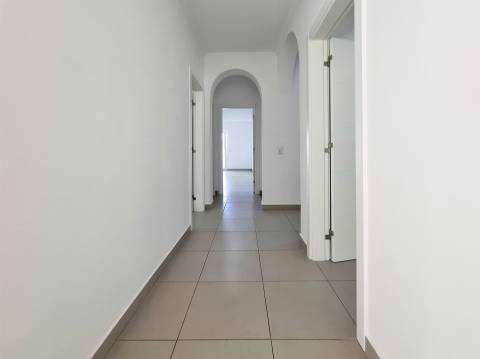 Moradia V3 a apenas 330 m da Praia de Olhos de Água