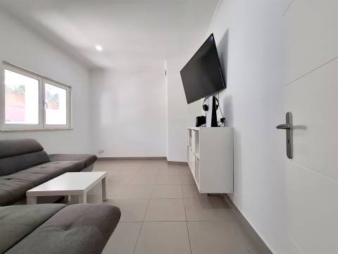 Moradia V3 a apenas 330 m da Praia de Olhos de Água