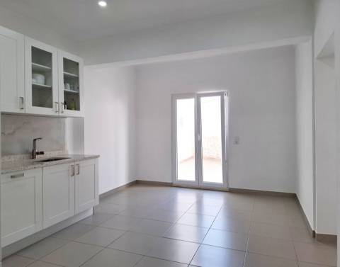 Moradia V3 a apenas 330 m da Praia de Olhos de Água