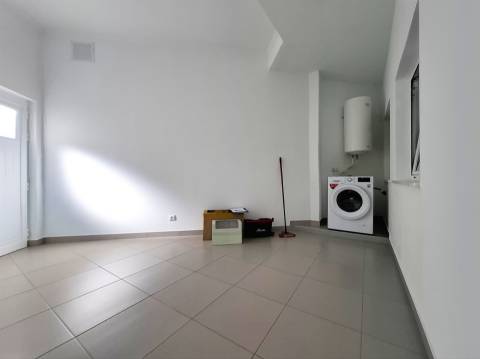 Moradia V3 a apenas 330 m da Praia de Olhos de Água