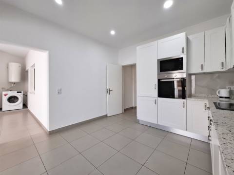 Moradia V3 a apenas 330 m da Praia de Olhos de Água