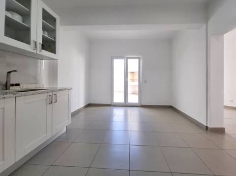 Moradia V3 a apenas 330 m da Praia de Olhos de Água