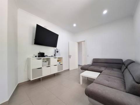 Moradia V3 a apenas 330 m da Praia de Olhos de Água