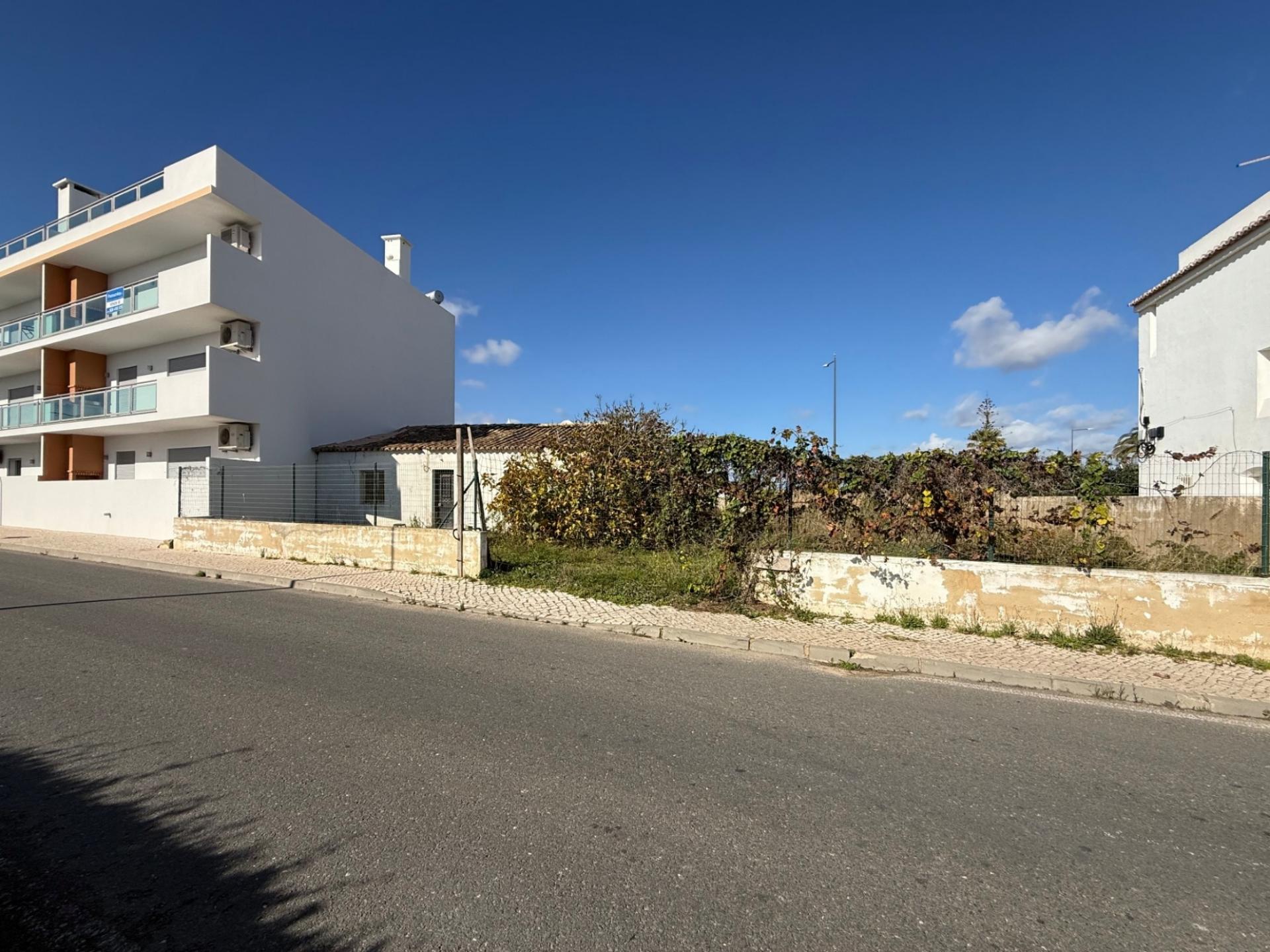 Terreno com ruína em olhos de agua