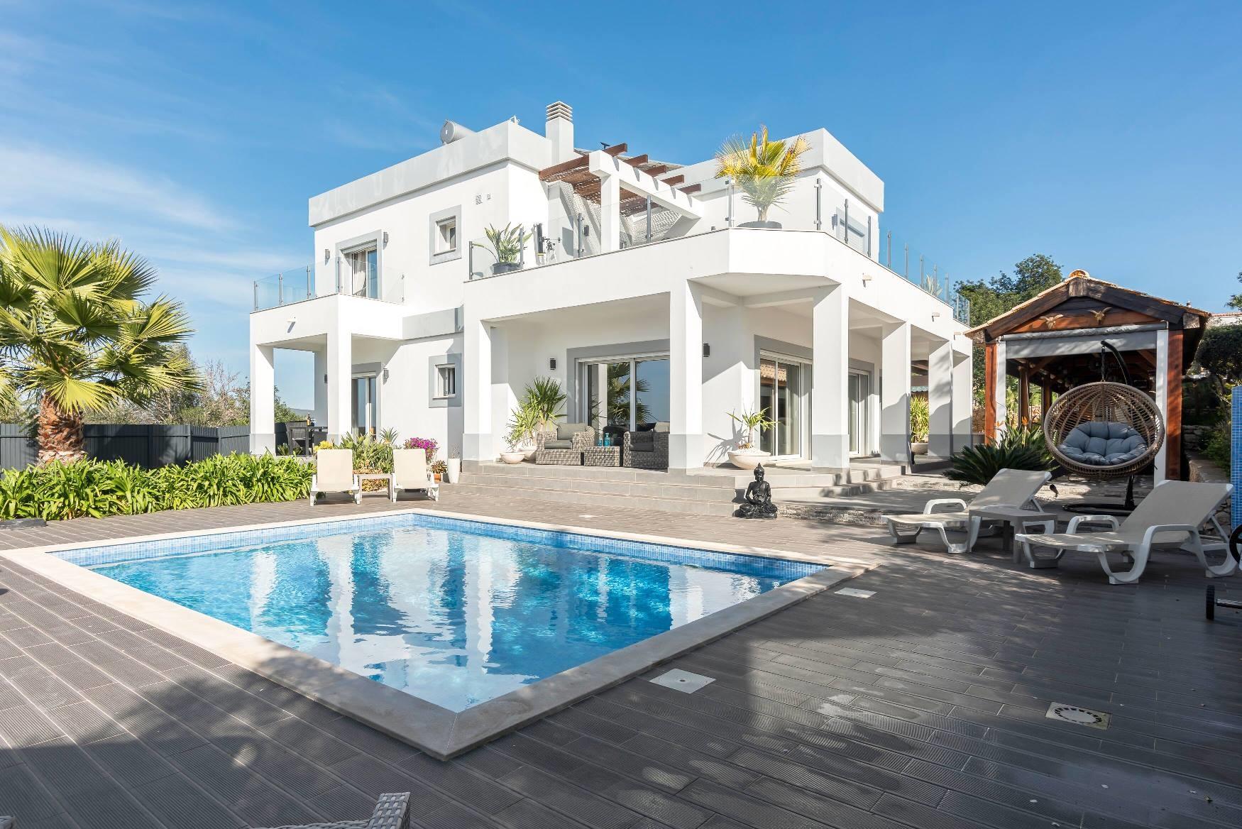 ✨ Moradia de Luxo com Piscina Privada e Projeto Extra Aprovado ✨ - Exclusivo