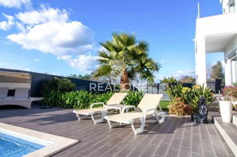 ✨ Moradia de Luxo com Piscina Privada e Projeto Extra Aprovado ✨ - Exclusivo