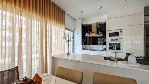 T2 em Vale Pedras com piscina e garagem dupla.