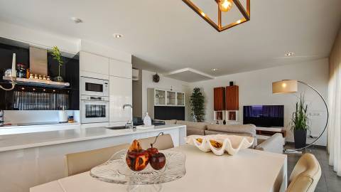 T2 em Vale Pedras com piscina e garagem dupla.