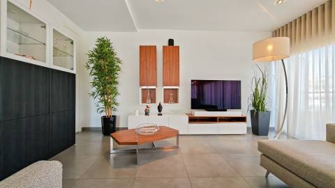 T2 em Vale Pedras com piscina e garagem dupla.