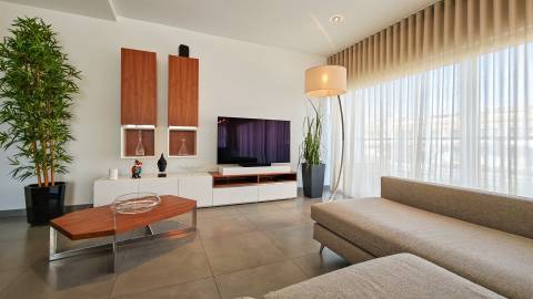 T2 em Vale Pedras com piscina e garagem dupla.