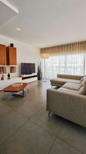 T2 em Vale Pedras com piscina e garagem dupla.