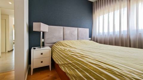 T2 em Vale Pedras com piscina e garagem dupla.