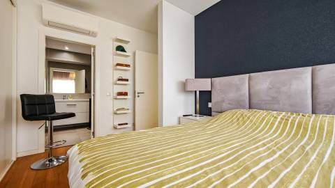 T2 em Vale Pedras com piscina e garagem dupla.