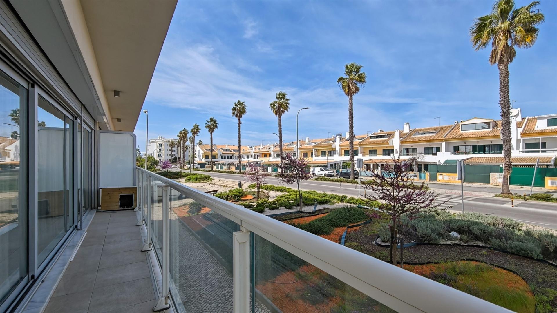 T2 em Vale Pedras com piscina e garagem dupla.