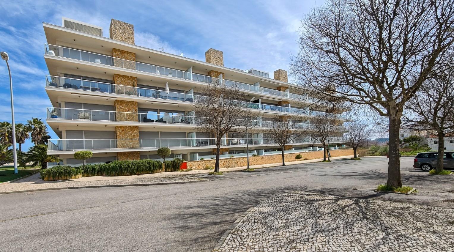 T2 em Vale Pedras com piscina e garagem dupla.