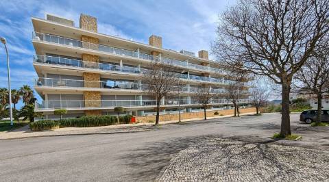 T2 em Vale Pedras com piscina e garagem dupla.