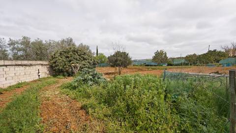 Moradia em lote de 2.587 m2, perto das praias de Quinta do Lago e Vale do Lobo