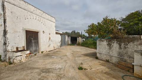 Moradia em lote de 2.587 m2, perto das praias de Quinta do Lago e Vale do Lobo