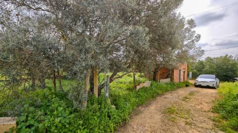 Moradia em lote de 2.587 m2, perto das praias de Quinta do Lago e Vale do Lobo