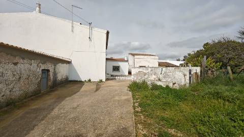 Moradia em lote de 2.587 m2, perto das praias de Quinta do Lago e Vale do Lobo