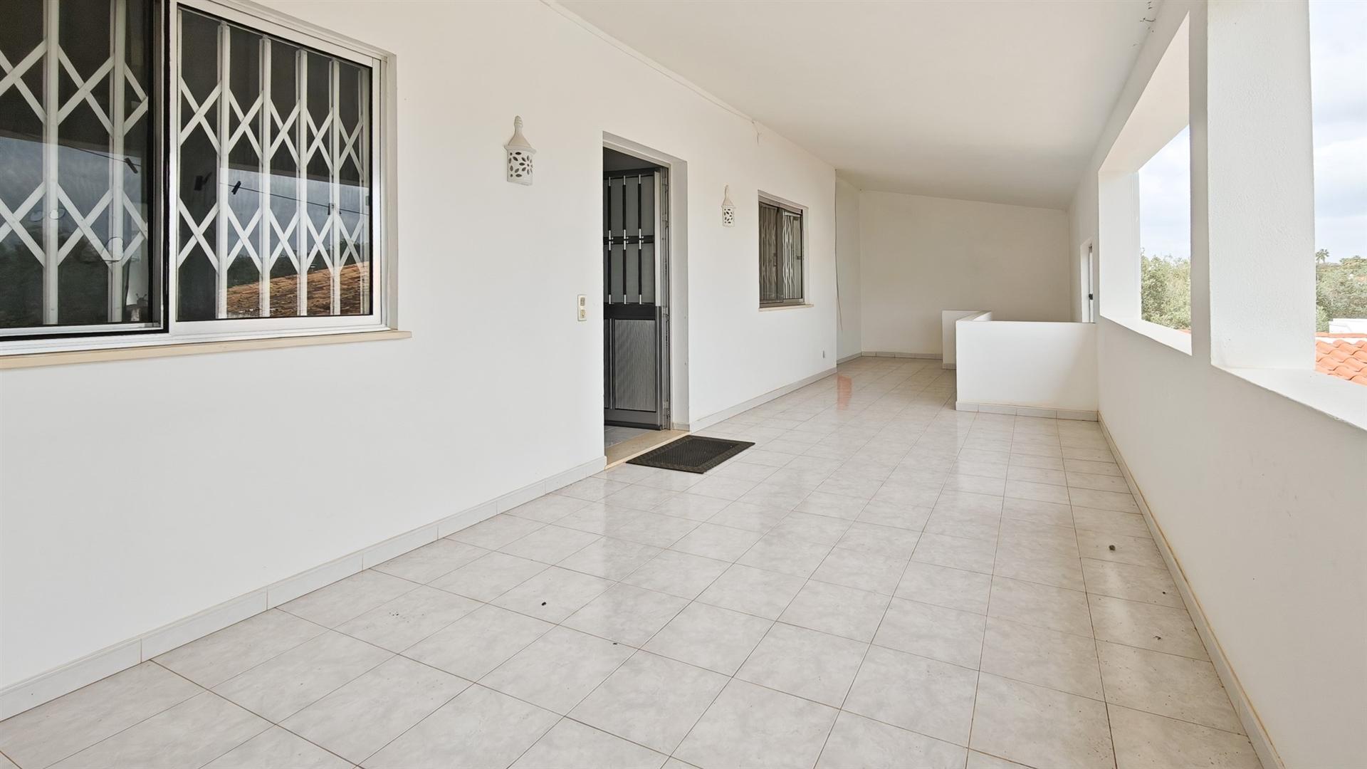 Moradia em lote de 2.587 m2, perto das praias de Quinta do Lago e Vale do Lobo