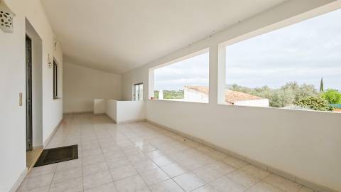 Moradia em lote de 2.587 m2, perto das praias de Quinta do Lago e Vale do Lobo