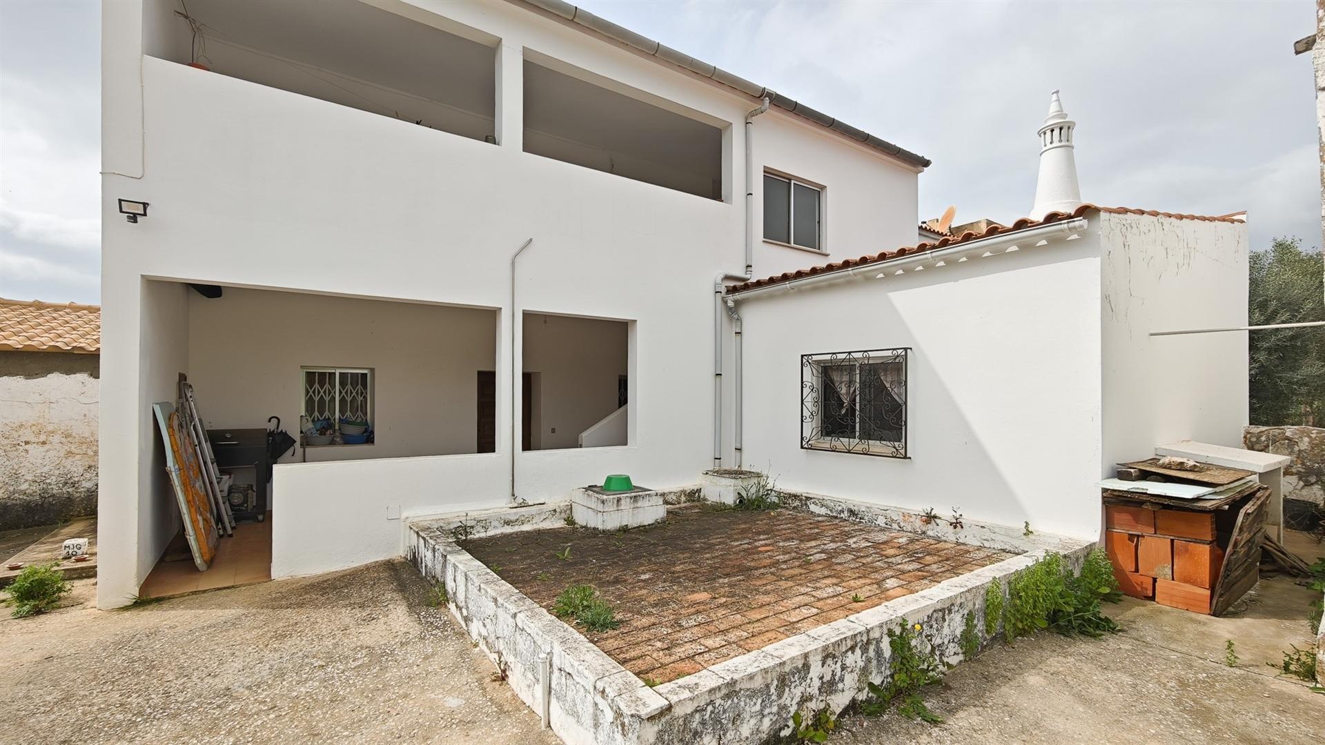 Moradia em lote de 2.587 m2, perto das praias de Quinta do Lago e Vale do Lobo