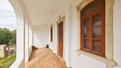 Moradia em lote de 2.587 m2, perto das praias de Quinta do Lago e Vale do Lobo