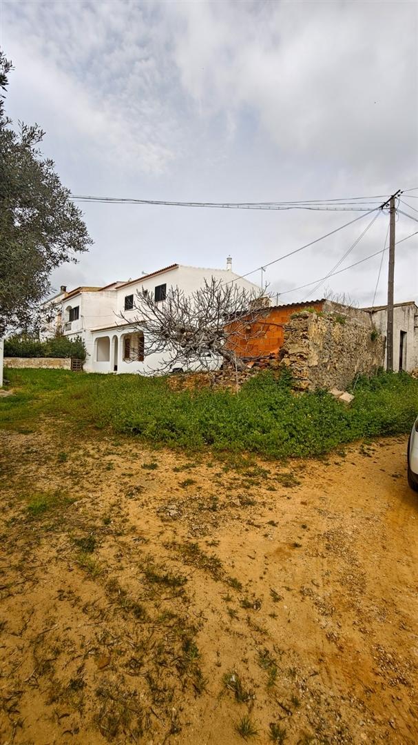 Moradia em lote de 2.587 m2, perto das praias de Quinta do Lago e Vale do Lobo