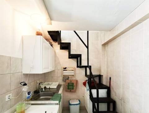 Moradia T2 situada no coração da Guia – excelente oportunidade