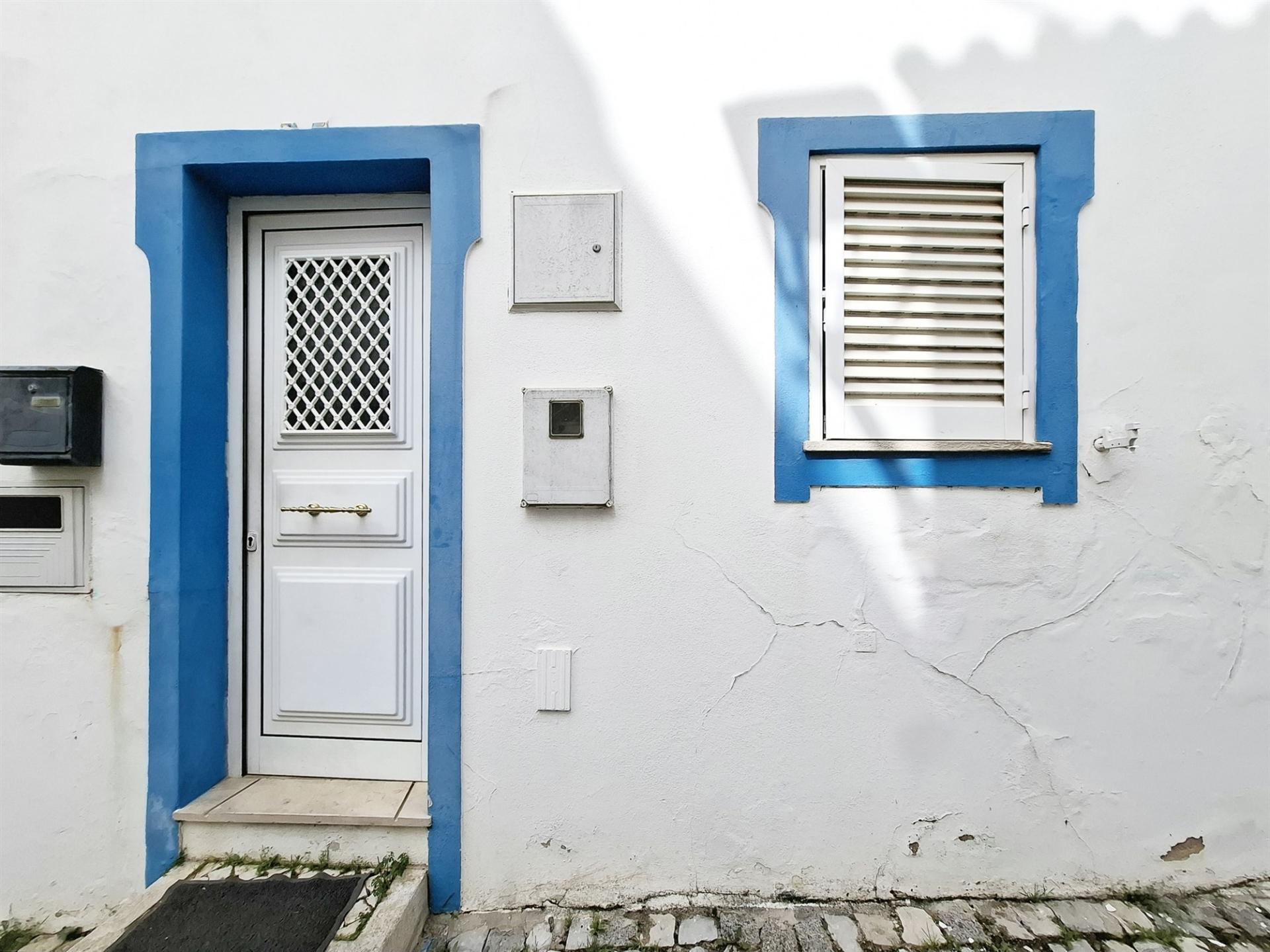 Moradia T2 situada no coração da Guia – excelente oportunidade