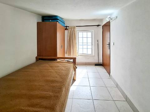 Moradia T2 situada no coração da Guia – excelente oportunidade