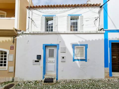 Moradia T2 situada no coração da Guia – excelente oportunidade