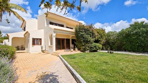 Vilamoura - Villa com 1.000 m2 de lote - Piscina