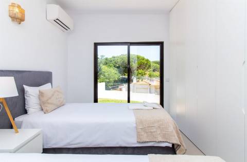 Villa Privada V4 em Lote de 1.404 m² – Vale Navio, Albufeira
