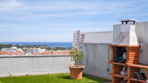 Apartamento T3 com vista mar e terraço