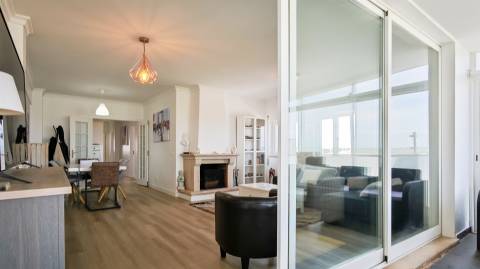 Apartamento T3 com vista mar e terraço