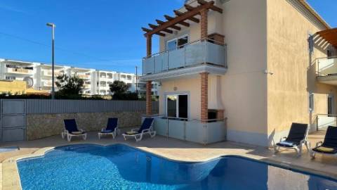 Condomínio privado com 6 apartamentos a 600 metros da praia da Oura