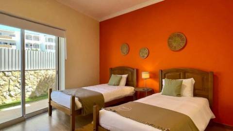 Condomínio privado com 6 apartamentos a 600 metros da praia da Oura