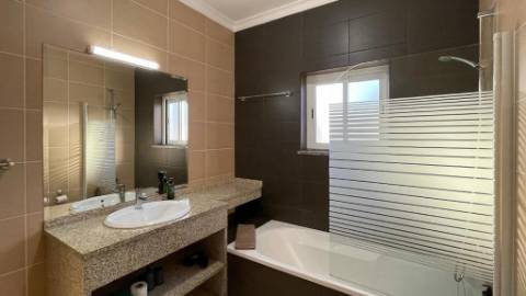 Condomínio privado com 6 apartamentos a 600 metros da praia da Oura