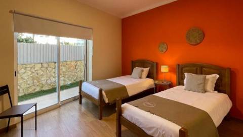 Condomínio privado com 6 apartamentos a 600 metros da praia da Oura