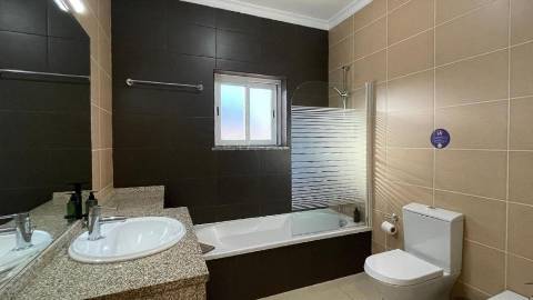Condomínio privado com 6 apartamentos a 600 metros da praia da Oura