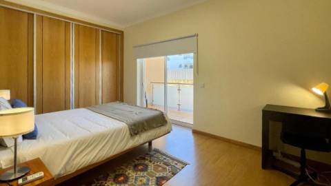 Condomínio privado com 6 apartamentos a 600 metros da praia da Oura
