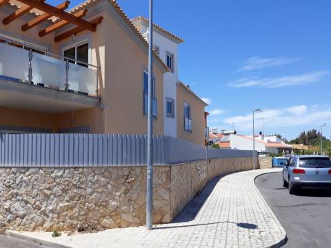 Condomínio privado com 6 apartamentos a 600 metros da praia da Oura