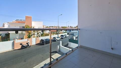 Apartamento com Piscina e Garagem a 800 Metros da Praia